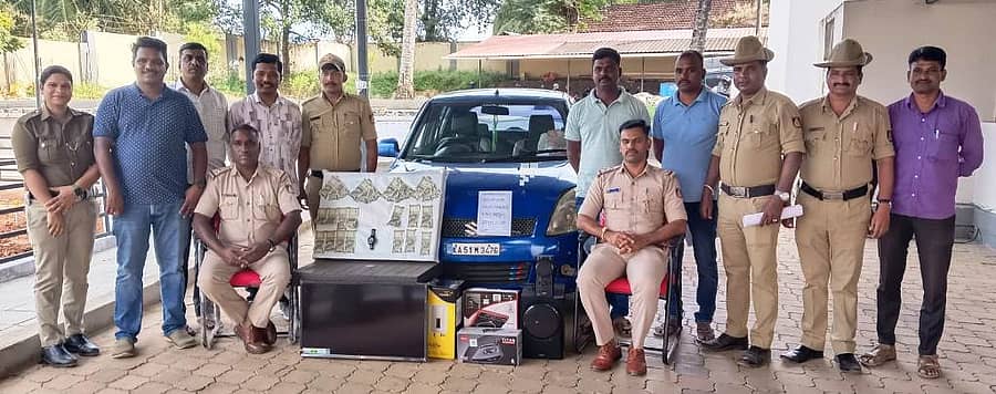 ಬಾಳೆಹೊನ್ನೂರು ಪಟ್ಟನದಲ್ಲಿ ಸರಣಿ ಕಳುವು ಮಾಡಿದ್ದ ಆರೋಪದಡಿಯಲ್ಲಿ ಪೊಲೀಸರು ಇಬ್ಬರನ್ನು ಬಂಧಿಸಿ, ಕಳುವು ಮಾಡಿದ್ದ ವಸ್ತುಗಳೊಂದಿಗೆ ವಾಹನವನ್ನು ವಶಪಡಿಸಿಕೊಂಡಿದ್ದಾರೆ