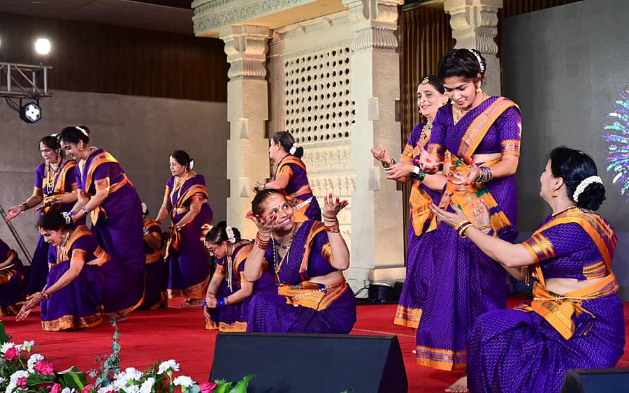<div class="paragraphs"><p>ಬೆಂಗಳೂರಿನ ಅರಮನೆ ಮೈದಾನದಲ್ಲಿ ಶನಿವಾರ ಅಖಿಲ ಹವ್ಯಕ ಮಹಾಸಭಾ ಆಯೋಜಿಸಿದ ತೃತೀಯ ವಿಶ್ವ ಹವ್ಯಕ ಸಮ್ಮೇಳನದದ ಎರಡನೇ ದಿನದ ಸಾಕ್ಷಾತ್ಕಾರ ಸಭೆ ಸಮಾರಂಭದಲ್ಲಿ ಅಹಿಚ್ಛತ್ರ ತಂಡದ ಮಹಿಳಾ ಸದಸ್ಯರು ಸಮೂಹ ನೃತ್ಯ ಮಾಡಿದರು. </p></div>