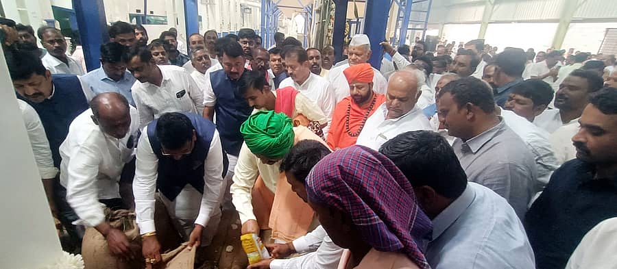 ಮುದ್ದೇಬಿಹಾಳ ಪಟ್ಟಣದ ನಾಲತವಾಡ ರಸ್ತೆಯಲ್ಲಿರುವ ಬಾಲಾಜಿ ದಾಲ್ ಇಂಡಸ್ಟ್ರಿಯನ್ನು ಶನಿವಾರ ಅಂಕಲಿಮಠದ ವೀರಭದ್ರ ಶ್ರೀ, ಕುಂಟೋಜಿ ಶ್ರೀ, ಸಚಿವ ಶಿವಾನಂದ ಪಾಟೀಲ್, ಶಾಸಕ ಸಿ.ಎಸ್.ನಾಡಗೌಡ ಯಂತ್ರಕ್ಕೆ ತೊಗರಿ ಕಾಳು ಹಾಕುವ ಮೂಲಕ ಚಾಲನೆ ನೀಡಿದರು