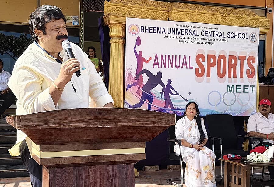 ಸಿಂದಗಿ ಪಟ್ಟಣದ ಹೊರವಲಯ ಜೇವರ್ಗಿ ರಾಷ್ಟ್ರೀಯ ಹೆದ್ದಾರಿಯಲ್ಲಿನ ಭೀಮಾ ಯುನಿವರ್ಸಲ್ ಸೆಂಟ್ರಲ್ ಸ್ಕೂಲ್ನಲ್ಲಿ ಶನಿವಾರ ಪ್ರಾರಂಭಗೊಂಡ ಕ್ರೀಡೋತ್ಸವದಲ್ಲಿ ಬೆಳಗಾವಿ ರಾಣಿ ಚನ್ನಮ್ಮ ವಿಶ್ವವಿದ್ಯಾಲಯದ ದೈಹಿಕ ಶಿಕ್ಷಣ ಪ್ರಾಧ್ಯಾಪಕರ ಸಂಘದ ಅಧ್ಯಕ್ಷ ಪ್ರೊ.ರವಿ ಗೋಲಾ ಮಾತನಾಡಿದರು