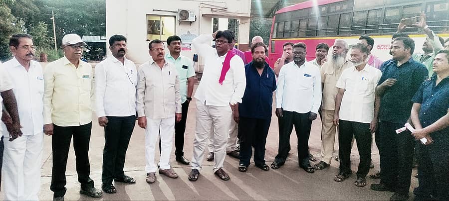 ಸಾರಿಗೆ ನೌಕರರ ವಿವಿಧ ಬೇಡಿಕೆಗಳ ಈಡೇಸುವಂತೆ ಡಿ.31 ರಿಂದ ಹಮ್ಮಿಕೊಳ್ಳಲಾದ ಅನಿರ್ದಿಷ್ಟಾವಧಿ ಮುಷ್ಕರದ ಹಿನ್ನೆಲೆಯಲ್ಲಿ ಸಂಡೂರು ಡಿಪೊದಲ್ಲಿ ಶನಿವಾರ ಸಂಜೆ ಕಾರ್ಮಿಕರ ಜಾಗೃತಿ ಸಭೆ ನಡೆಸಲಾಯಿತು‌