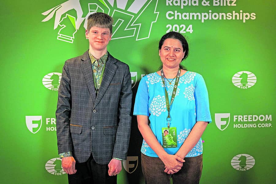 <div class="paragraphs"><p>ಚಾಂಪಿಯನ್ನರು.... ವಿಶ್ವ ರ್ಯಾಪಿಡ್ ಚೆಸ್ ಚಾಂಪಿಯನ್ಷಿಪ್ ಓಪನ್ ವಿಭಾಗದಲ್ಲಿ ಚಾಂಪಿಯನ್ ಪಟ್ಟಕ್ಕೇರಿದ ರಷ್ಯಾದ ವೊಲೊಡರ್ ಮುರ್ಝಿನ್ ಮತ್ತು ಮಹಿಳಾ ವಿಭಾಗದಲ್ಲಿ ಚಾಂಪಿಯನ್ ಕಿರೀಟ ಧರಿಸಿದ ಕೋನೇರು ಹಂಪಿ. </p></div>