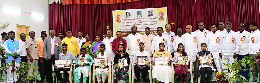 ಕಲಬುರಗಿ ನಗರದ ವಿಶ್ವೇಶ್ವರಯ್ಯ ಭವನದಲ್ಲಿ ಭಾನುವಾರ ನಡೆದ ಕಾರ್ಯಕ್ರಮದಲ್ಲಿ ಭೋವಿ ಸಮಾಜದ ವಿದ್ಯಾರ್ಥಿಗಳಿಗೆ ಪ್ರತಿಭಾ ಪುರಸ್ಕಾರ ನೀಡಲಾಯಿತು. ಶಾಸಕ ಮಾನಪ್ಪ ವಜ್ಜಲ ಸೇರಿ ಹಲವರು ಭಾಗವಹಿಸಿದ್ದರು