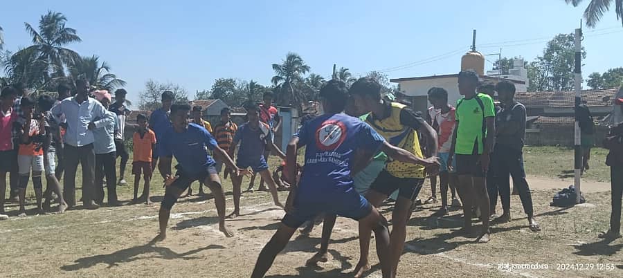 ಬೆಟ್ಟದಪುರ ಸಮೀಪದ ಸಂಗರ ಶೆಟ್ಟಹಳ್ಳಿ ಸರ್ಕಾರಿ ಪ್ರಾಥಮಿಕ ಶಾಲೆಯಲ್ಲಿ ಭಾನುವಾರ ಆಯೋಜಿಸಿದ್ದ ಕಬಡ್ಡಿ ಟೂರ್ನಿಯಲ್ಲಿ ಚೆನ್ನಂಗೆರೆ ಹಾಗೂ ಸಂಗರಶೆಟ್ಟಹಳ್ಳಿ ತಂಡಗಳು ಪ್ರಶಸ್ತಿಗೆ ಸೆಣೆಸಾಟ ನಡೆಸಿದ್ದವು