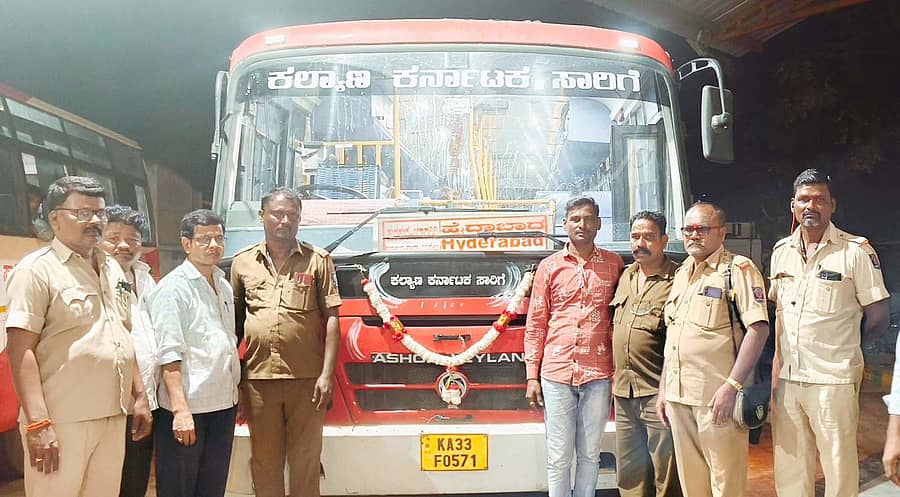 ನಾರಾಯಣಪುರ– ಹೈದರಾಬಾದ್‌ ಮಧ್ಯೆ ಸಂಚರಿಸುವ ನೂತನ ಬಸ್‌ಗೆ ನಾರಾಯಣಪುರ ಬಸ್ ನಿಲ್ದಾಣದಲ್ಲಿ ಪೂಜೆ ಸಲ್ಲಿಸಲಾಯಿತು