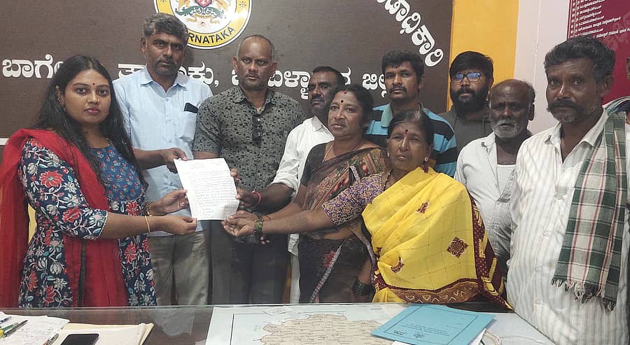 ಬಾಗೇಪಲ್ಲಿ ತಾಲ್ಲೂಕಿನ ಹೊಡಹುಡ್ಯ, ಕೊಂಡರೆಡ್ಡಿಪಲ್ಲಿ ಗ್ರಾಮಗಳ ರೈತರ ಪಹಣಿಯಲ್ಲಿ ನಮೂದಾಗಿರುವ ಕೆಐಎಡಿಬಿ ಹೆಸರು ತೆಗೆಯುವಂತೆ ಮುಖಂಡರು ಸೋಮವಾರ ತಹಶೀಲ್ದಾರ್ ಮನೀಷಾ ಎನ್.ಪತ್ರಿ ಅವರಿಗೆ ಮನವಿ ಸಲ್ಲಿಸಿದರು