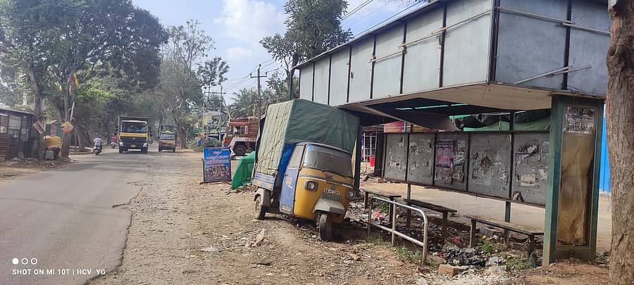 ಪಿಳ್ಳಹಳ್ಳಿ ಕ್ರಾಸ್ನಲ್ಲಿರುವ ಪ್ರಯಾಣಿಕರ ತಂಗುದಾಣದ ದುಸ್ಥಿತಿ