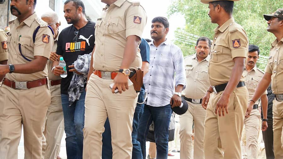 ರೇಣುಕಸ್ವಾಮಿ ಕೊಲೆ ಪ್ರಕರಣದ ಆರೋಪಿ ನಟ ದರ್ಶನ್‌ ಅವರನ್ನು ಆ. 29ರಂದು ಬಳ್ಳಾರಿ ಕೇಂದ್ರ ಕಾರಾಗೃಹದಿಂದ ಬಳ್ಳಾರಿಗೆ ಸ್ಥಳಾಂತರ ಮಾಡಿದ ಸಂದರ್ಭ 