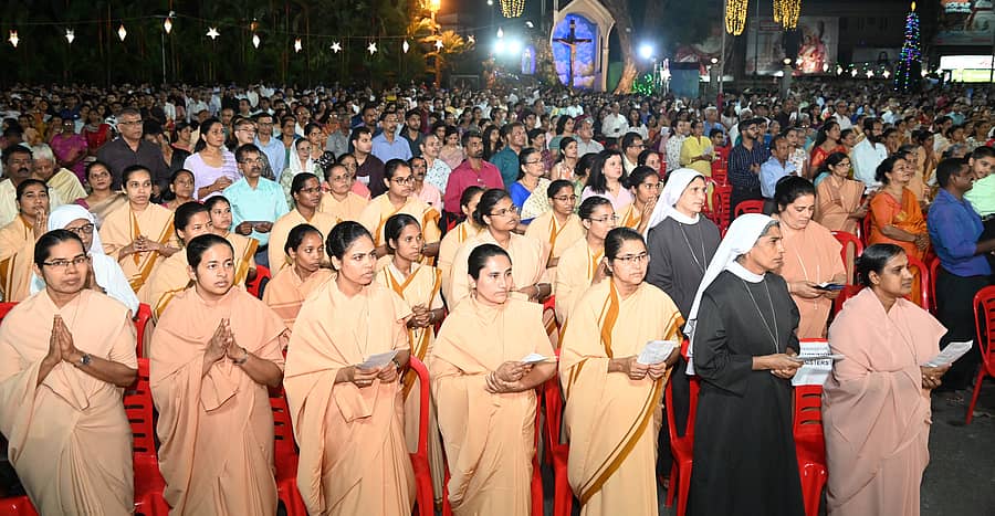 ಮಂಗಳೂರಿನ ಬೆಂದೂರ್‌ವೆಲ್‌ ಸೇಂಟ್‌ ಸೆಬಾಸ್ಟಿಯನ್ ಚರ್ಚ್‌ನಲ್ಲಿ ಹೊಸ ವರ್ಷಾಚರಣೆ ಪ್ರಯುಕ್ತ ಮಂಗಳವಾ‌ರ ರಾತ್ರಿ ವಿಶೇಷ ಪ್ರಾರ್ಥನೆ ನೆರವೇರಿತು –ಪ್ರಜಾವಾಣಿ ಚಿತ್ರ