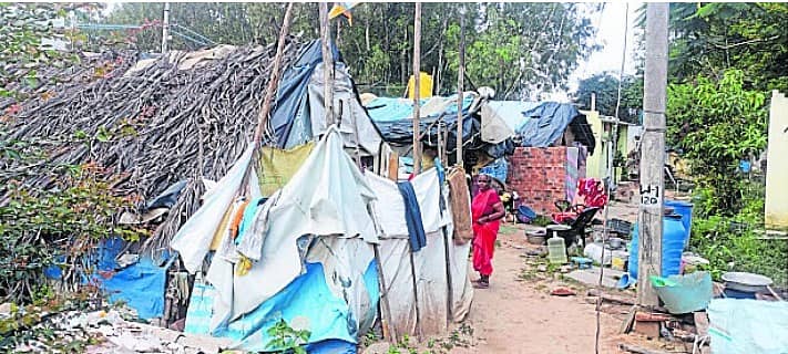 <div class="paragraphs"><p>ಚಿಕ್ಕತಿರುಪತಿ ದೇವಾಲಯ ಹಿಂಭಾಗದಲ್ಲಿ ಚಿಕ್ಕತಿರುಪತಿ–ಮುಗಳೂರು ರಸ್ತೆ ಬಳಿ 31 ಕುಟುಂಬಗಳು ವಾಸವಾಗಿರುವ ಗುಡಿಸಲುಗಳು</p></div>