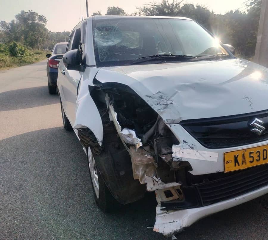 ದೊಡ್ಡಬಳ್ಳಾಪುರ ತಾಲ್ಲೂಕಿನ ವೀರಾಪುರ-ಮಜರಾಹೊಸಹಳ್ಳಿ ರಸ್ತೆಯಲ್ಲಿ ನಡೆದ ಅಪಘಾತದಲ್ಲಿ ಜಖಂಗೊಂಡಿರುವ ಕಾರು, ರಸ್ತೆ ಬದಿಗೆ ಬಿದ್ದಿರುವ ಬೈಕ್