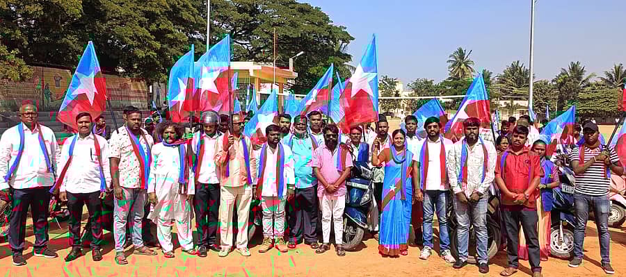 ಆನೇಕಲ್ ತಾಲ್ಲೂಕಿನ ಸರ್ಜಾಪುರದಲ್ಲಿ ವಿಸಿಕೆ ಪಕ್ಷದಿಂದ ಭೀಮ ಕೋರೆಗಾಂವ್ ವಿಜಯೋತ್ಸವದ ಪ್ರಯುಕ್ತ ಬೈಕ್ ರ‍್ಯಾಲಿ ನಡೆಯಿತು