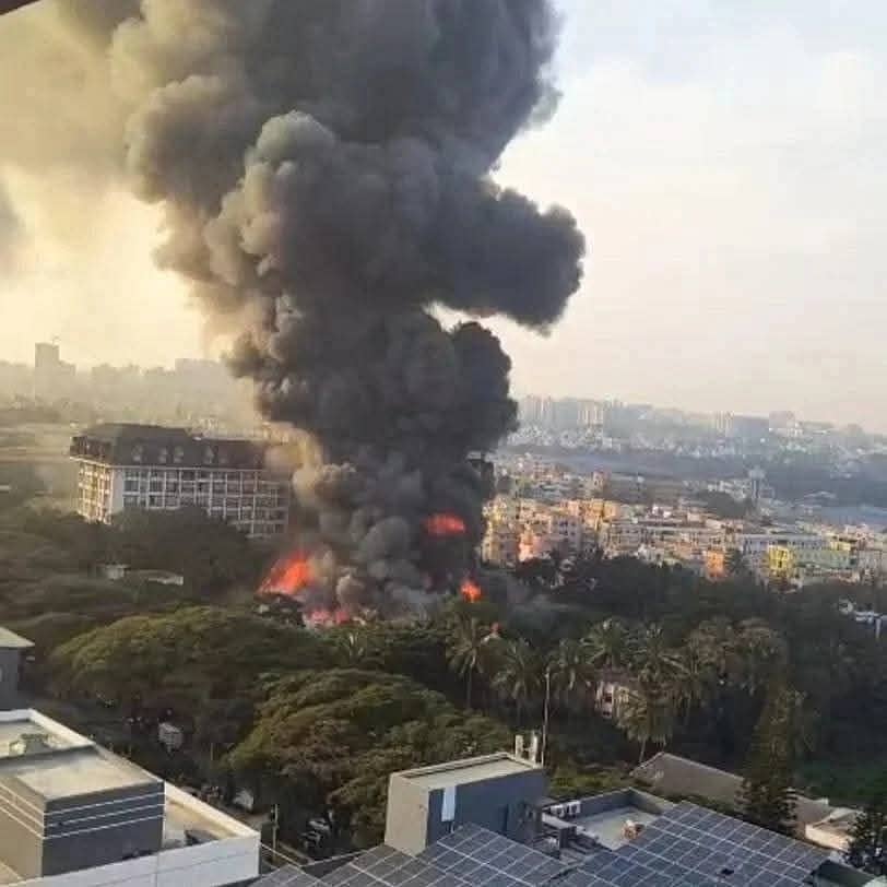 ಆನೇಕಲ್ ತಾಲ್ಲೂಕಿನ ಹೆಬ್ಬಗೋಡಿ ಕೈಗಾರಿಕ ಪ್ರದೇಶ ವ್ಯಾಪ್ತಿಯ ಸೀವಿಂಗ್ ಸಿಸ್ಟಮ್ ಪ್ರೈವೇಟ್ ಲಿಮಿಟೆಡ್ ಕಂಪನಿಯಲ್ಲಿ ಬೆಂಕಿ ಹೊತ್ತು ಉರಿಯುತ್ತಿರುವುದು