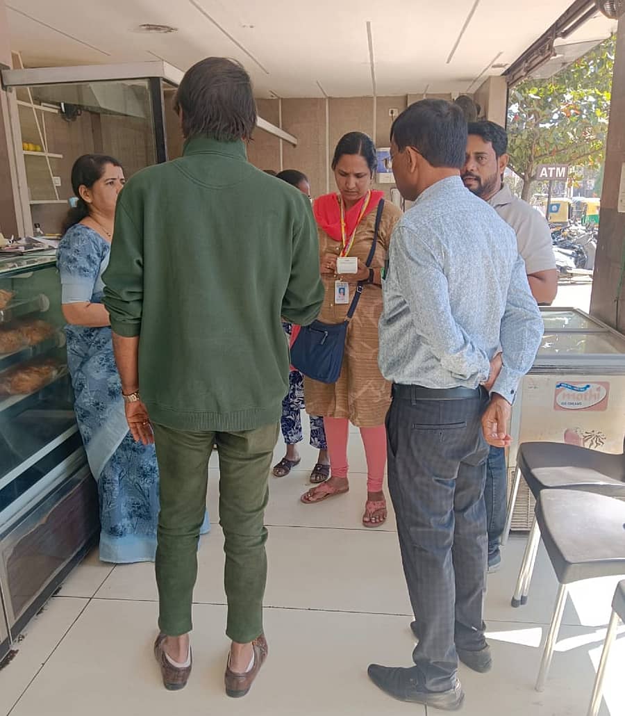 ದಾವಣಗೆರೆಯಲ್ಲಿ ಹಸಿ ಮತ್ತು ಒಣ ಕಸವನ್ನು ಸಮರ್ಪಕವಾಗಿ ವಿಂಗಡಿಸದ ಬೇಕರಿಯೊಂದರ ಮಾಲೀಕರಿಗೆ ಪಾಲಿಕೆಯ ಆರೋಗ್ಯ ನಿರೀಕ್ಷಕರು ದಂಡ ವಿಧಿಸಿದರು