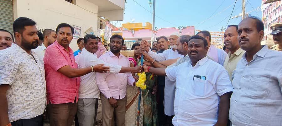 ಮಾಗಡಿ 20ನೇ ವಾರ್ಡ್‌ನಲ್ಲಿ ಅಲ್ಪಸಂಖ್ಯಾತ ಇಲಾಖೆಯಿಂದ ಕಾಂಕ್ರೀಟ್ ರಸ್ತೆ ಮತ್ತು ಚರಂಡಿ ಕಾಮಗಾರಿಗೆ ಶಾಸಕ ಬಾಲಕೃಷ್ಣ ಭೂಮಿ ಪೂಜೆ ನೆರವೇರಿಸಿದರು 