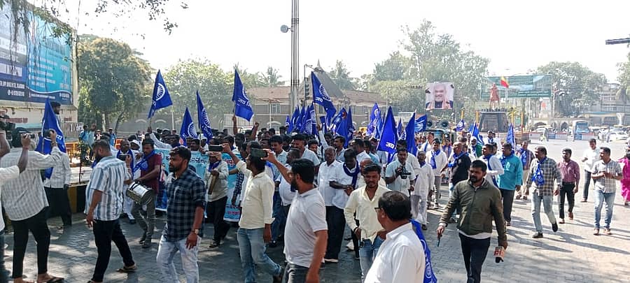 ಬೆಳಗಾವಿಯ ರಾಣಿ ಚನ್ನಮ್ಮನ ವೃತ್ತದಲ್ಲಿ ಕರ್ನಾಟಕ ದಲಿತ ಸಂಘರ್ಷ ಸಮಿತಿ ಕಾರ್ಯಕರ್ತರು ಶನಿವಾರ ಪ್ರತಿಭಟಿಸಿದರು
