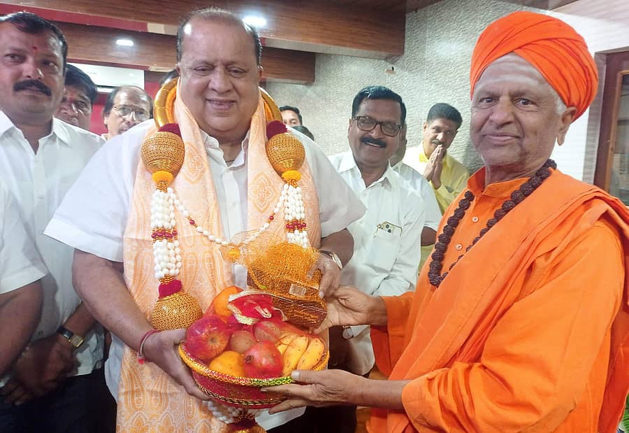 ಹುಕ್ಕೇರಿ ತಾಲ್ಲೂಕಿನ ನಿಡಸೋಸಿ ಮಠಕ್ಕೆ ಭೇಟಿ ನೀಡಿದ‌ ಮಹಾರಾಷ್ಟ್ರ ವೈದ್ಯಕೀಯ ಸಚಿವ ಹಸನ್ ಮುಶ್ರಿಫ್ ಅವರನ್ನು ಜಗದ್ಗುರು ಪಂಚಮ ಶಿವಲಿಂಗೇಶ್ವರ ಸ್ವಾಮೀಜಿ ಶನಿವಾರ ಸತ್ಕರಿಸಿದರು