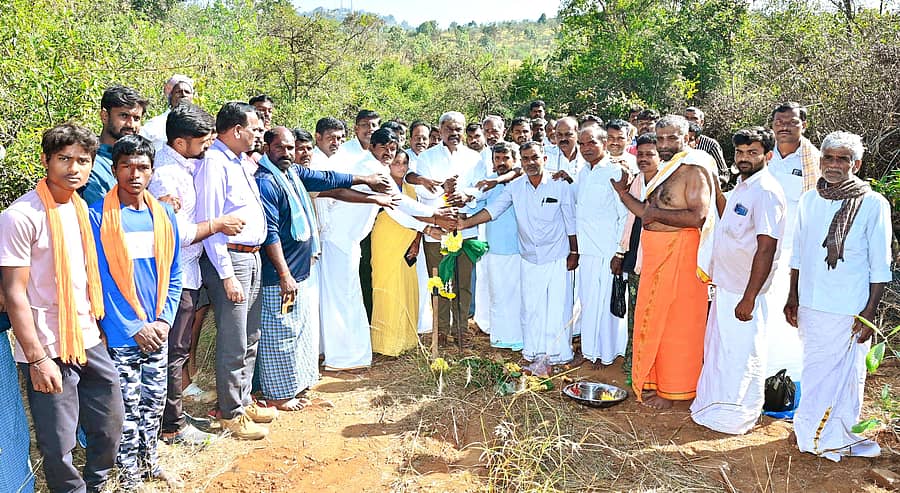 ಹೊಳಲ್ಕೆರೆ ತಾಲ್ಲೂಕಿನ ಕುಮ್ಮಿನ ಘಟ್ಟ ಸಮೀಪದ ಅರಣ್ಯದಲ್ಲಿ ಶನಿವಾರ ಶಾಸಕ ಎಂ.ಚಂದ್ರಪ್ಪ ₹2.10 ಕೋಟಿ ವೆಚ್ಚದ ಚೆಕ್ ಡ್ಯಾಂ ನಿರ್ಮಾಣ ಕಾಮಗಾರಿಗೆ ಚಾಲನೆ ನೀಡಿದರು