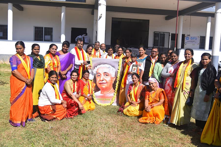 ಕುವೆಂಪು ರಚಿಸಿದ ‘ನಾಡಗೀತೆಗೆ ನೂರು ವರ್ಷ’ ತುಂಬಿದ ಹಿನ್ನೆಲೆಯಲ್ಲಿ ಕೊಡಗು ಜಿಲ್ಲಾ ಕನ್ನಡ ಸಾಹಿತ್ಯ ಪರಿಷತ್ತು ಮಡಿಕೇರಿಯ ಸರ್ಕಾರಿ ಪದವಿಪೂರ್ವ ಕಾಲೇಜು ಆವರಣದಲ್ಲಿ ಆಯೋಜಿಸಿದ್ದ ಕಾರ್ಯಕ್ರಮದಲ್ಲಿ ಶನಿವಾರ ನಾಡಗೀತೆ ಹಾಡಲಾಯಿತು