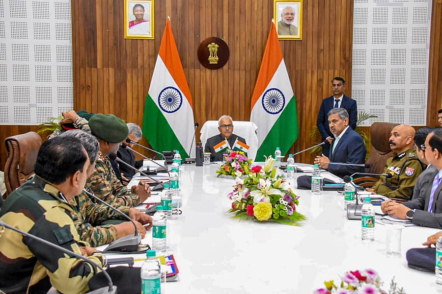 ಮಣಿಪುರ ರಾಜ್ಯಪಾಲ ಅಜಯ್ ಕುಮಾರ್‌ ಭಲ್ಲಾ ಅವರು ರಾಜಭವನದಲ್ಲಿ  ಪೊಲೀಸ್‌, ಸಿಆರ್‌ಪಿಎಫ್‌, ಬಿಎಸ್‌ಎಫ್‌, ಅಸ್ಸಾಂ ರೈಫಲ್ಸ್‌ನ ಹಿರಿಯ ಅಧಿಕಾರಿಗಳೊಂದಿಗೆ ಶನಿವಾರ ಸಭೆ ನಡೆಸಿದರು –ಪಿಟಿಐ ಚಿತ್ರ 