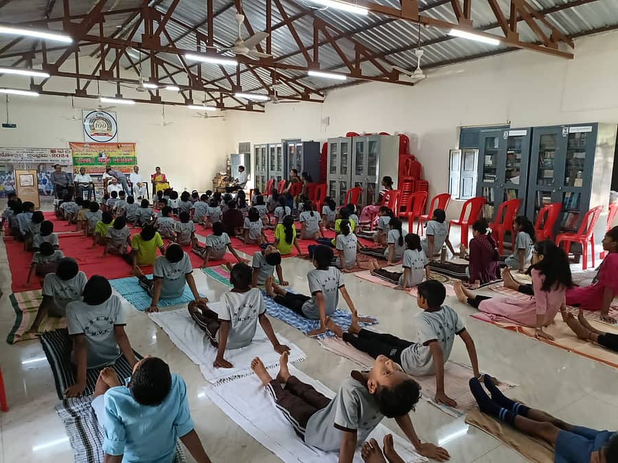 ಹಂಸಬಾವಿಯ ಮೃತ್ಯುಂಜಯ ವಿದ್ಯಾಪೀಠದ ಶಿವಯೋಗೀಶ್ವರ ಇಂಗ್ಲಿಷ್ ಮಾಧ್ಯಮ ಶಾಲೆಯಲ್ಲಿ ಮಕ್ಕಳಿಗೆ ಯೋಗ ತರಬೇತಿ ಶಿಬಿರ ನಡೆಯಿತು