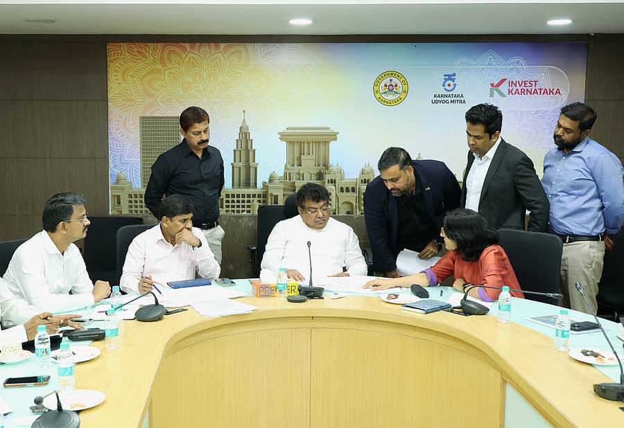 ಬೆಂಗಳೂರಿನಲ್ಲಿ ನಡೆಯಲಿರುವ ಜಾಗತಿಕ ಹೂಡಿಕೆದಾರರ ಸಮಾವೇಶ ಸಿದ್ಧತೆ ಕುರಿತು ಕೈಗಾರಿಕಾ ಸಚಿವ ಎಂ.ಬಿ. ಪಾಟೀಲ ಅವರು ಶನಿವಾರ ಅಧಿಕಾರಿಗಳ ಜತೆ ಚರ್ಚಿಸಿದರು