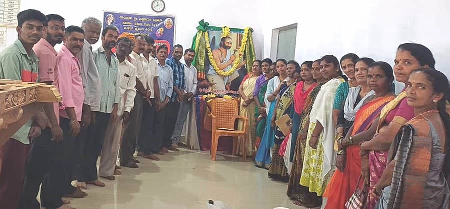 ನರಸಿಂಹರಾಜಪುರ ತಾಲ್ಲೂಕು ಸಿಂಸೆಯ ವಿಶ್ವ ಸಮುದಾಯಭವನದಲ್ಲಿ ಭಾನುವಾರ ನಡೆದ ಅಮರಶಿಲ್ಪಿ ಜಕಣಾಚಾರಿ ಸಂಸ್ಮರಣಾ ದಿನದ ಕಾರ್ಯಕ್ರಮದಲ್ಲಿ ಎ.ಎಸ್. ಕೃಷ್ಣಯ್ಯ ಆಚಾರ್,ರಾಜೇಶ್,ಜಯಶ್ರೀಕೃಷ್ಣಯ್ಯ ಆಚಾರ್ ಪಾಲ್ಗೊಂಡಿದ್ದರು