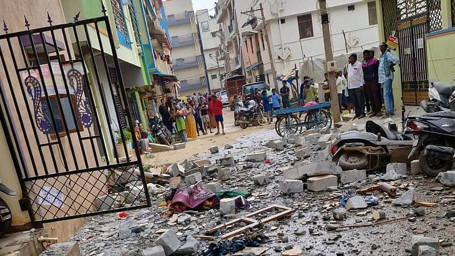 ಆನೇಕಲ್ ತಾಲ್ಲೂಕಿನ ಕಿತ್ತಗಾನಹಳ್ಳಿಯಲ್ಲಿ ಸಿಲಿಂಡರ್ ಸ್ಪೋಟದಿಂದ ಜಖಂಗೊಂಡಿರುವ ಮನೆಯ ನೋಟ