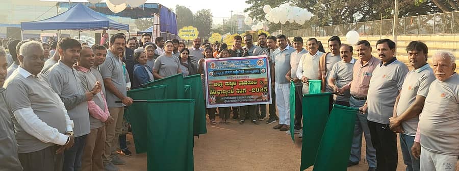 ಹೊಸಕೋಟೆ ನಗರದ ಚನ್ನಬೈರೇಗೌಡ ಕ್ರೀಡಾಂಗಣದಲ್ಲಿ ಕೃಷಿ ಇಲಾಖೆಯಿಂದ ಹಮ್ಮಿಕೊಂಡಿದ್ದ ಜಿಲ್ಲಾ ಮಟ್ಟದ ಸಾವಯವ ಸಿರಿಧಾನ್ಯ ನಡಿಗೆ ನಡೆಯಿತು