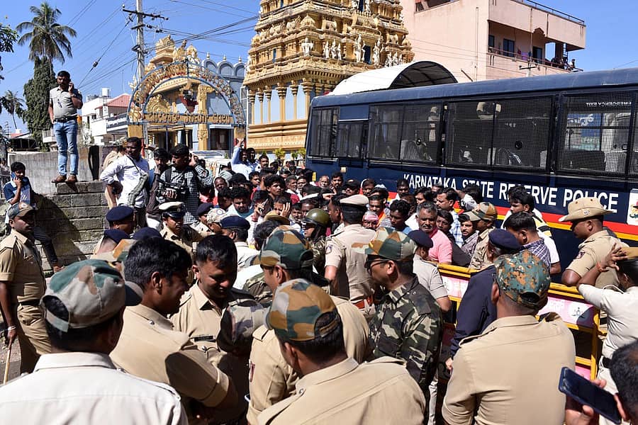 ಚಿಕ್ಕಮಗಳೂರಿನ ಕೋಟೆ ಬಡಾವಣೆಯಲ್ಲಿ ಜಮಾಯಿಸಿದ್ದ ಬಿಜೆಪಿ ಕಾರ್ಯಕರ್ತರನ್ನು ಪೊಲೀಸರು ತಡೆದರು