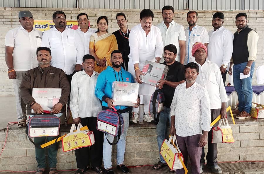 ಶಾಸಕ  ಎಸ್‌.ಆರ್. ವಿಶ್ವನಾಥ್ ಅವರು ಕಾರ್ಮಿಕರಿಗೆ ವಿವಿಧ ಸಲಕರಣೆಗಳನ್ನು ವಿತರಿಸಿದರು