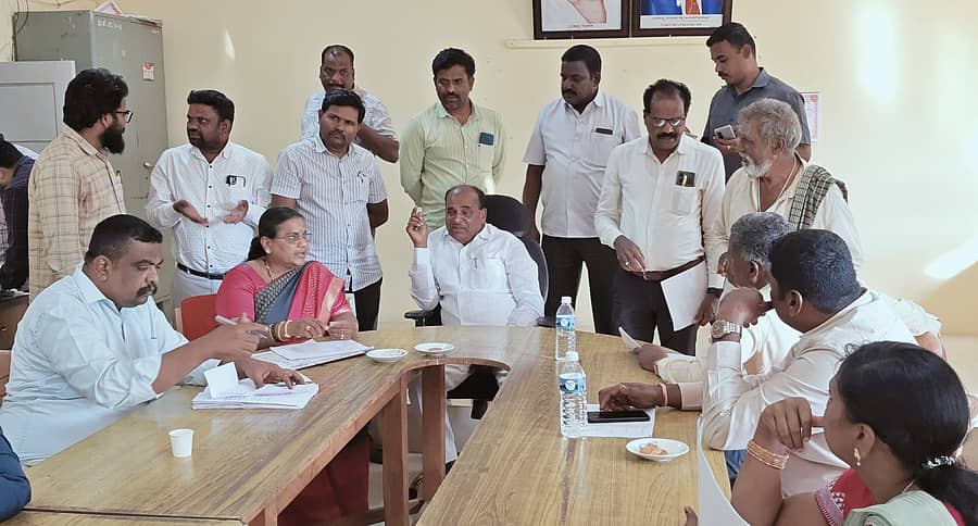 ಶಾಸಕ ಸಿ.ಪುಟ್ಟರಂಗಶೆಟ್ಟಿ ಅಧ್ಯಕ್ಷತೆಯಲ್ಲಿ ತಾಲ್ಲೂಕು ಕಚೇರಿ ಸಭಾಂಗಣದಲ್ಲಿ ಸೋಮವಾರ ಚಾಮರಾಜನಗರ ತಾಲ್ಲೂಕಿನ ಬಗರ್ಹುಕುಂ ಸಾಗುವಳಿ ಸಕ್ರಮೀಕರಣ ಸಮಿತಿ ಸಭೆ ನಡೆಯಿತು