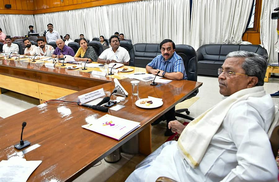 ಮುಖ್ಯಮಂತ್ರಿ ಸಿದ್ದರಾಮಯ್ಯ 16 ನೇ ಬೆಂಗಳೂರು ಅಂತಾರಾಷ್ಟ್ರೀಯ ಚಲನಚಿತ್ರೋತ್ಸವದ ಸಂಘಟನಾ ಸಮಿತಿಯ ಸಭೆಯಲ್ಲಿ ಮಾತನಾಡಿದರು. ಕರ್ನಾಟಕ ಚಲನಚಿತ್ರ ಅಕಾಡೆಮಿ ಅಧ್ಯಕ್ಷ ಸಾಧುಕೋಕಿಲ, ಮುಖ್ಯಮಂತ್ರಿಯವರ ರಾಜಕೀಯ ಕಾರ್ಯದರ್ಶಿ ಕೆ. ಗೋವಿಂದರಾಜು ಪಾಲ್ಗೊಂಡಿದ್ದರು