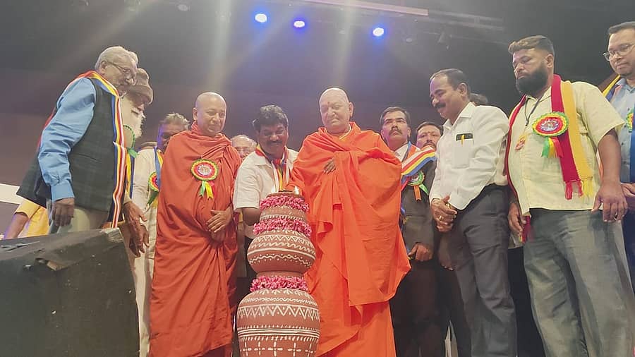 ಕನಕಪುರ ಅಂಬೇಡ್ಕರ್ ಭವನದಲ್ಲಿ ಮಂಗಳವಾರ ನಡೆದ ಸಾವಿತ್ರಿಬಾಯಿ ಫುಲೆ ಜಯಂತಿಯನ್ನು ಅನ್ನದಾನೇಶ್ವರನಾಥ ಸ್ವಾಮೀಜಿ ನೆರವೇರಿಸಿದರು