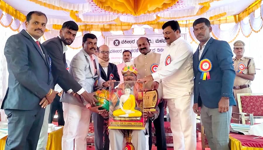 <div class="paragraphs"><p>ಮಳವಳ್ಳಿ ಪಟ್ಟಣದ ನ್ಯಾಯಾಲಯದ ಆವರಣದಲ್ಲಿ ಮಂಗಳವಾರ ನಡೆದ ವಕೀಲರ ದಿನಾಚರಣೆ ಕಾರ್ಯಕ್ರಮದಲ್ಲಿ ಹೈಕೋರ್ಟ್ ನ್ಯಾಯಮೂರ್ತಿ ಟಿ.ಜಿ. ಶಿವಶಂಕರೇಗೌಡ ಅವರನ್ನು ಶಾಸಕ ಪಿ.ಎಂ.ನರೇಂದ್ರಸ್ವಾಮಿ ಸನ್ಮಾನಿಸಿದರು </p></div>