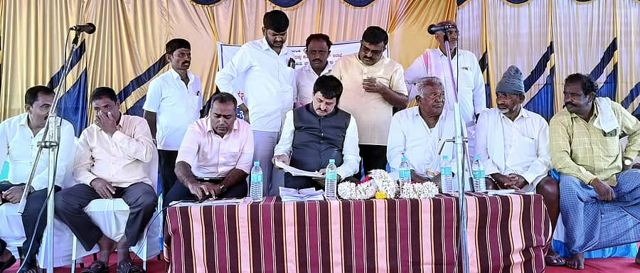 ಚನ್ನಪಟ್ಟಣ ತಾಲ್ಲೂಕಿನ ಮಾಕಳಿ ಗ್ರಾಮದಲ್ಲಿ ನಡೆದ ಸಾರ್ವಜನಿಕ ಕುಂದುಕೊರತೆ ಅಹವಾಲು ಸ್ವೀಕಾರ ಸಭೆಯಲ್ಲಿ ಶಾಸಕ ಸಿ.ಪಿ.ಯೋಗೇಶ್ವರ್ ಸಾರ್ವಜನಿಕರಿಂದ ಅಹವಾಲು ಸ್ವೀಕರಿಸಿದರು. ಅಧಿಕಾರಿಗಳು ಹಾಜರಿದ್ದರು