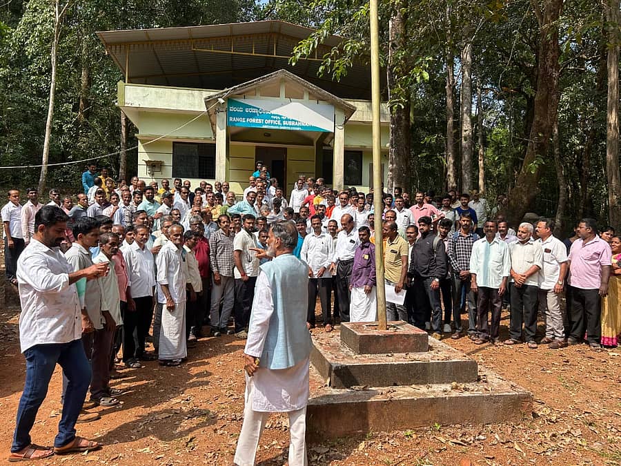 ಮಲೆನಾಡು ಜನಹಿತ ರಕ್ಷಣಾ ವೇದಿಕೆಯ ವತಿಯಿಂದ ಸುಬ್ರಹ್ಮಣ್ಯದ ವಲಯ ಅರಣ್ಯ ಕಚೇರಿಯ ಎದುರು  ಕಸ್ತೂರಿ ರಂಗನ್ ವರದಿ ವಿರೋಧಿಸಿ ಪ್ರತಿಭಟನೆ ನಡೆಯಿತು