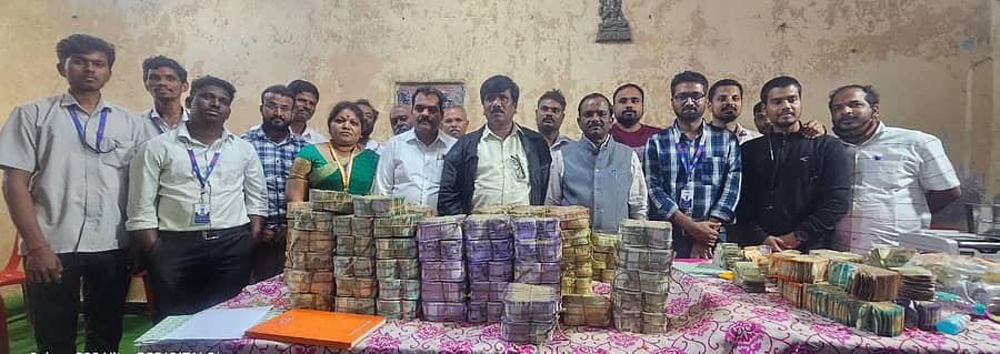 ಅಫಜಲಪುರ ತಾಲ್ಲೂಕಿನ ಘತ್ತರಗಿ ಭಾಗ್ಯವಂತಿ ದೇವಸ್ಥಾನದಲ್ಲಿರುವ ಹುಂಡಿಗಳಿಂದ ಎಣಿಕೆ ಮಾಡಲಾದ ಹಣ