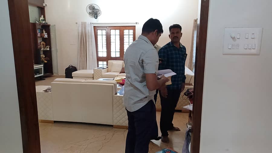 <div class="paragraphs"><p>ಬಳ್ಳಾರಿ ತಾಲೂಕು ಹಿಂದುಳಿದ ವರ್ಗಗಳ ಇಲಾಖೆಯ ಕಲ್ಯಾಣಾಧಿಕಾರಿ ಲೋಕೇಶ್ ನಿವಾಸದಲ್ಲಿ ಅಧಿಕಾರಿಗಳ ತಪಾಸಣೆ</p></div>