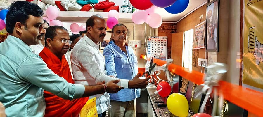 ಕೊಟ್ಟೂರಿನ ತಾಲ್ಲೂಕು ಕಚೇರಿಯಲ್ಲಿ ಗುರುವಾರ ನಡೆದ ಸಮಾರಂಭದಲ್ಲಿ ಭೂ ಸುರಕ್ಷಾ ಯೋಜನೆಗೆ ಶಾಸಕ ಕೆ.ನೇಮರಾಜನಾಯ್ಕ ಚಾಲನೆ ನೀಡಿದರು