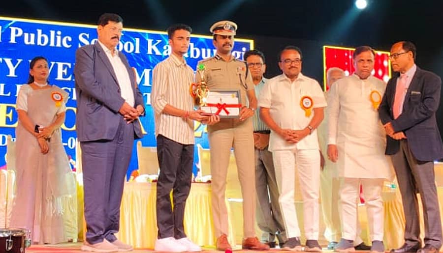 ಕಲಬುರಗಿಯ ಎನ್‌ಪಿಎಸ್‌ ಆವರಣದಲ್ಲಿ ನಡೆದ ವಾರ್ಷಿಕೋತ್ಸವದಲ್ಲಿ ನಗರ ಪೊಲೀಸ್‌ ಕಮಿಷನರ್‌ ಶರಣಪ್ಪ ಎಸ್‌.ಡಿ. ಅವರು ಸಾಧಕ ವಿದ್ಯಾರ್ಥಿಗೆ ಬಹುಮಾನ ವಿತರಿಸಿದರು. ಶಾಲೆಯ ಅಧ್ಯಕ್ಷ, ವಿಧಾನ ಪರಿಷತ್‌ ಸದಸ್ಯ ಶಶೀಲ್‌ ನಮೋಶಿ ಪಾಲ್ಗೊಂಡಿದ್ದರು