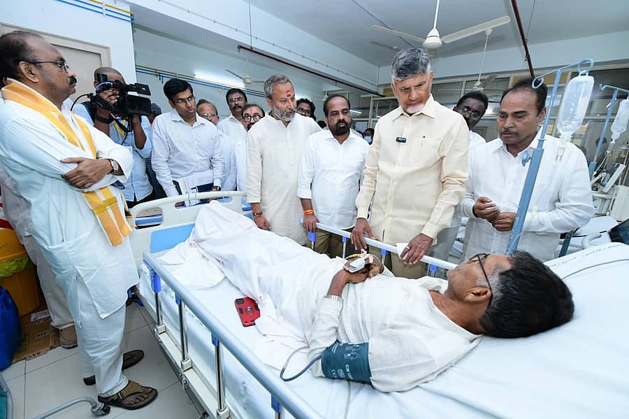 <div class="paragraphs"><p>ಆಸ್ಪತ್ರೆಯಲ್ಲಿ ಗಾಯಾಳುಗಳ ಆರೋಗ್ಯವಿಚಾರಿಸಿದ ನಾಯ್ಡು</p></div>