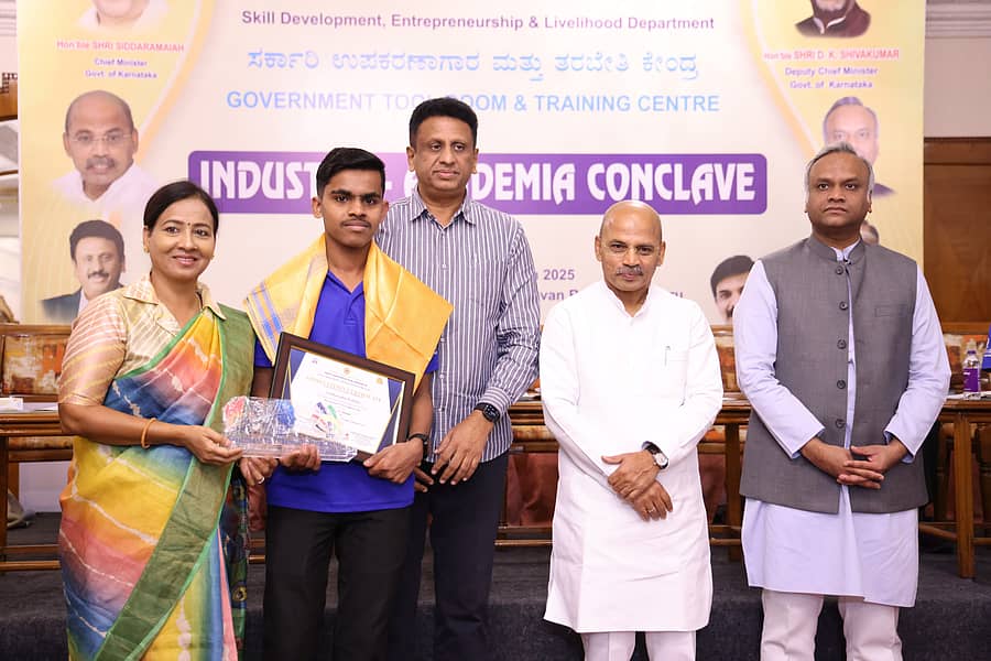 ಸಮಾವೇಶದಲ್ಲಿ ಕೌಶಲ ತರಬೇತಿ ಸಂಬಂಧ ಕಾಂತಾ ನಾಯಕ್ ಅವರು ವಿದ್ಯಾರ್ಥಿಯೊಬ್ಬರಿಗೆ ಪ್ರಮಾಣಪತ್ರ ವಿತರಿಸಿದರು. ಡಾ.ಎಂ.ಸಿ.ಸುಧಾಕರ್, ಡಾ. ಶರಣಪ್ರಕಾಶ ಪಾಟೀಲ ಹಾಗೂ ಪ್ರಿಯಾಂಕ್ ಖರ್ಗೆ ಉಪಸ್ಥಿತರಿದ್ದರು