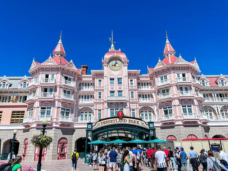 ಪ್ಯಾರಿಸ್ನಲ್ಲಿರುವ ಡಿಸ್ನಿಲ್ಯಾಂಡ್ ಪಾರ್ಕ್ ಎದುರು ಪ್ರವಾಸಿಗರ ದಂಡು