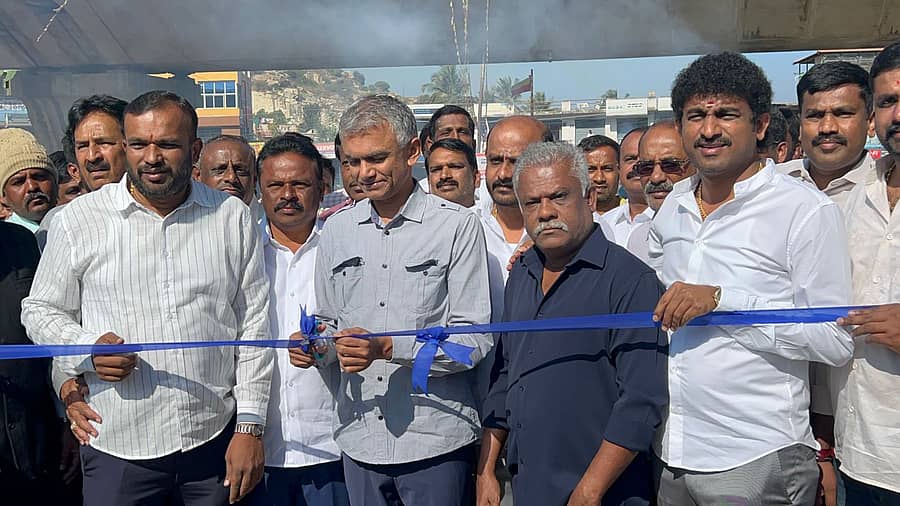 ವಿದ್ಯಾನಗರ ಕ್ರಾಸ್‌-ಉತ್ತನಹಳ್ಳಿ ಮುಖ್ಯರಸ್ತೆಯಲ್ಲಿ ಅಭಿವೃದ್ಧಿಪಡಿಸಲಾದ ವೈಟ್‌ ಟಾಪಿಂಗ್‌ ರಸ್ತೆಯನ್ನು ಸಚಿವ ಕೃಷ್ಣಬೈರೇಗೌಡ ಸಾರ್ವಜನಿಕ ಬಳಕೆಗೆ ಮುಕ್ತಗೊಳಿಸಿದರು