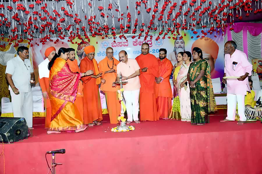 ಹುಲಸುರ ಪಟ್ಟಣದಲ್ಲಿ ಶರಣ ಸಂಸ್ಕೃತಿ ಉತ್ಸವ ಹಾಗೂ ಬಸವಕುಮಾರ ಶಿವಯೋಗಿಗಳ ಪುಣ್ಯಸ್ಮರಣೋತ್ಸವ ಅಂಗವಾಗಿ ಶುಕ್ರವಾರ ನಡೆದ ವೇದಿಕೆ ಕಾರ್ಯಕ್ರಮ ಉದ್ಘಾಟನಾ ಸಮಾರಂಭಕ್ಕೆ ಗಣ್ಯರು ಚಾಲನೆ ನೀಡಿದರು