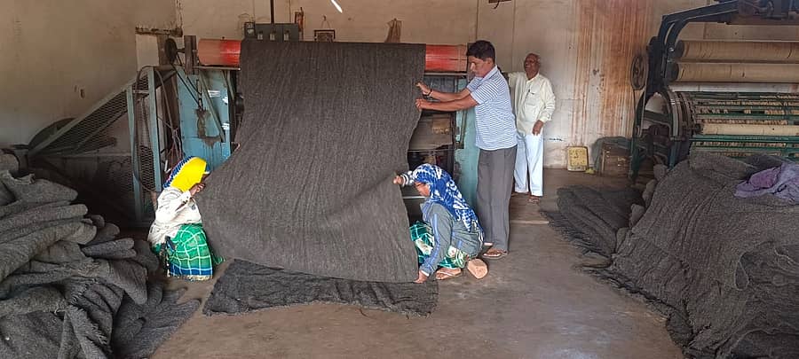 ಬೆಳಗಾವಿ ತಾಲ್ಲೂಕಿನ ಶಿಂಧೊಳ್ಳಿಯ ಕನಕದಾಸ ಕುರಿ ಸಂಗೋಪನಾ ಮತ್ತು ಉಣ್ಣೆ ಉತ್ಪಾದನೆ ಸಂಘದಲ್ಲಿ  ಕಂಬಳಿ ಸಿದ್ಧಡಿಸುತ್ತಿರುವುದು 
 ಪ್ರಜಾವಾಣಿ ಚಿತ್ರ: ಏಕನಾಥ ಅಗಸಿಮನಿ