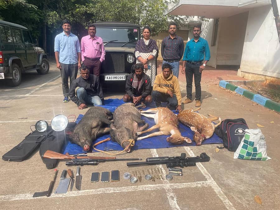 ರಾಮನಗರ ತಾಲ್ಲೂಕಿನ ಬಿಡದಿ ಹೋಬಳಿ ವ್ಯಾಪ್ತಿಯಲ್ಲಿ 2 ಜಿಂಕೆ ಹಾಗೂ 2 ಕಾಡುಹಂದಿ ಬೇಟೆಯಾಡಿದ್ದ ಆರೋಪಿಗಳನ್ನು (ಕುಳಿತಿರುವವರು) ಬಂಧಿಸಿದ ಅರಣ್ಯ ಇಲಾಖೆಯ ಬೆಂಗಳೂರಿನ ಅಪರಾಧ ನಿಯಂತ್ರಣ ಕೋಶ ಮತ್ತು ಜಾಗೃತ ದಳದ ಸಿಬ್ಬಂದಿ