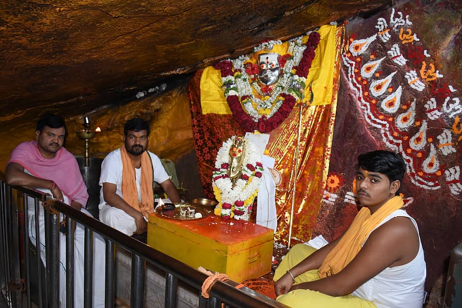 ಯಾದಗಿರಿ ತಾಲ್ಲೂಕಿನ ಮೈಲಾಪುರ ಮೈಲಾರಲಿಂಗೇಶ್ವರ ಗರ್ಭಗುಡಿ ಪ್ರಜಾವಾಣಿ ಚಿತ್ರಗಳು: ರಾಜಕುಮಾರ ನಳ್ಳಿಕರ್