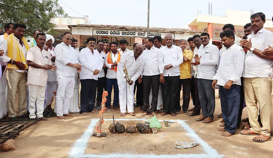 ಪೈದೊಡ್ಡಿ ಗ್ರಾಪಂ ವ್ಯಾಪ್ತಿಯ ಗೊಲಪಲ್ಲಿ ಗ್ರಾಮದ ಸರ್ಕಾರಿ ಕಿರಿಯ ಪ್ರಾಥಮಿಕ ಶಾಲೆ ಆವರಣದಲ್ಲಿ ಅಡಿಗೆ ಕಟ್ಟಡ ಕಾಮಗಾರಿಗೆ ಶಾಸಕ ಮಾನಪ್ಪ ಡಿ ವಜ್ಜಲ್ ಭೂಮಿ ಪೂಜೆ ನೆರವೇರಿಸಿದರು.